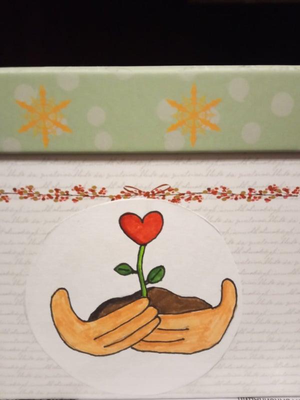 Логото на инициативата „Подай ръка – докосни сърце!“, създадено от третокласничката Александра Стефанова
